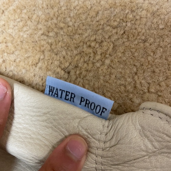 UNISEX NWOT leather gloves - Picture 2 of 3